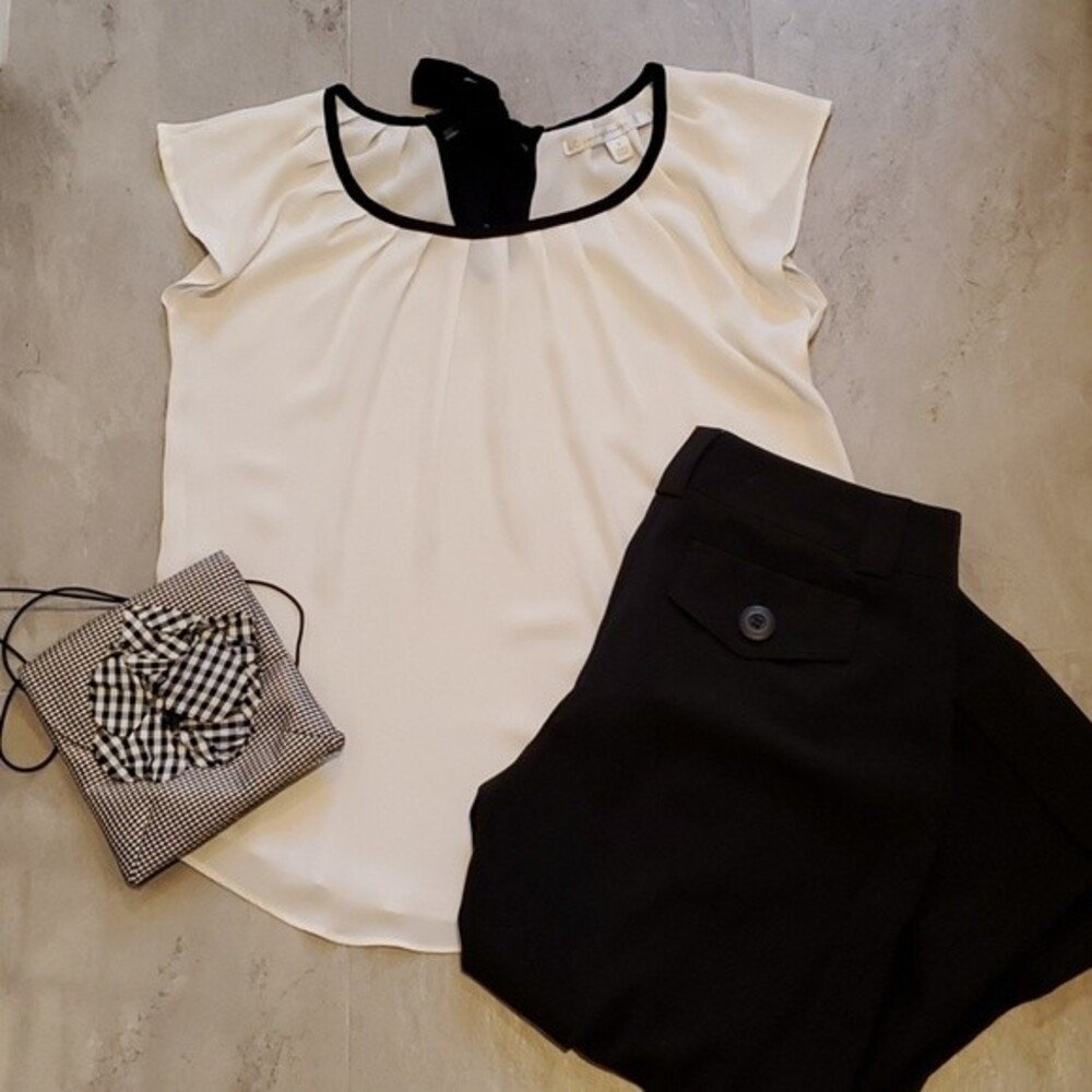 WHITE BLOUSE BLACK TRIM SMALL FLOWY OFFICE FLUTTER CAP SLEEVE CONTRAST OFFICE